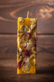 Vosková sviečka s kvetmi hortenzie